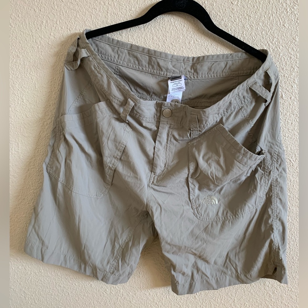 The North Face Women’s Beige Cargo Short 🌴